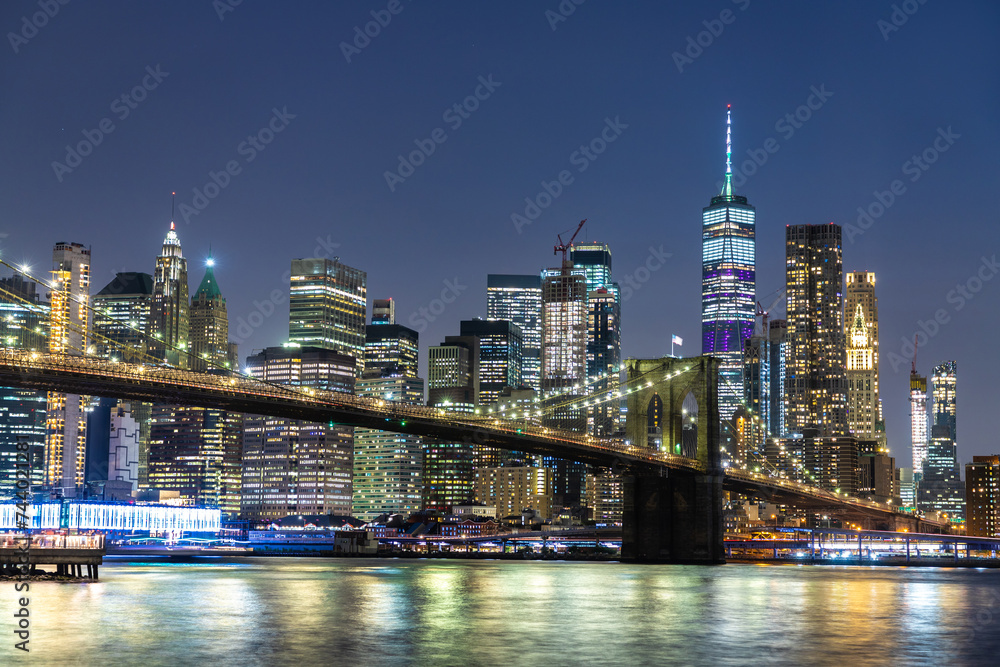 Fototapeta premium Brooklyn Bridge and Manhattan at night