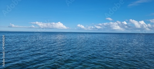 praia e mar com ceu azul