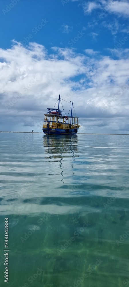 Fototapeta premium barco de passeio ao mar
