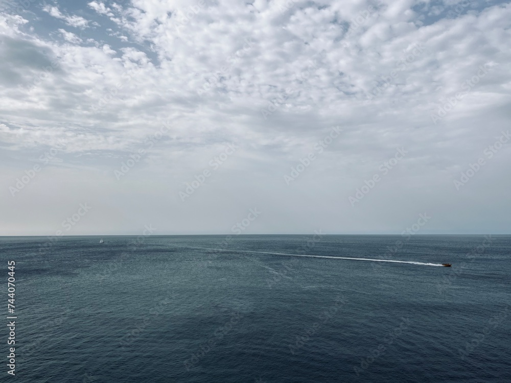 Fototapeta premium Rocky ocean coast, sea horizon