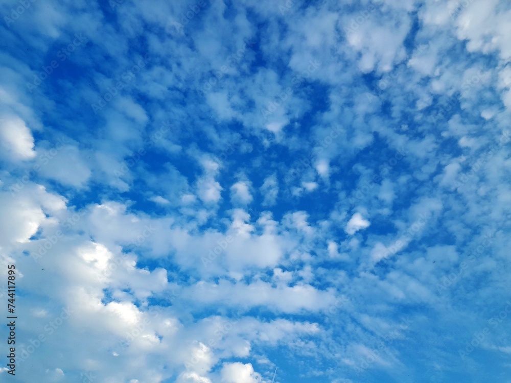 Obraz premium BLUE SKY WITH CLOUDS FOR THE BACKGROUND