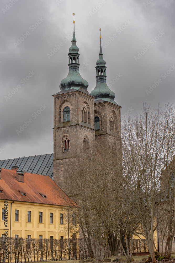 I long for a warm monastery a short distance from the city