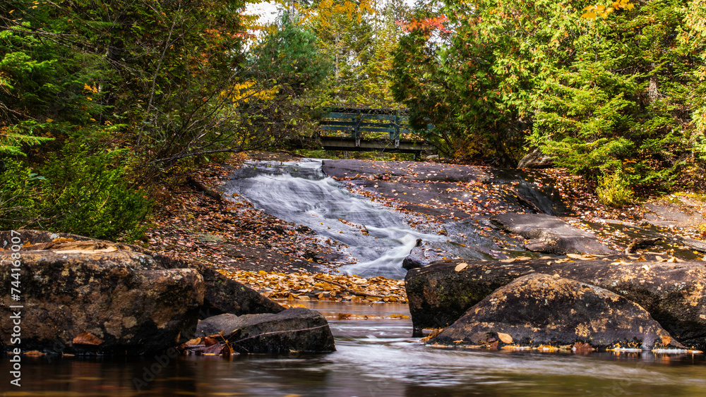 Obraz premium Mauricie, Canada - Oct 08 2022: Picture show the view in the Mauricie national park in colorful autumn