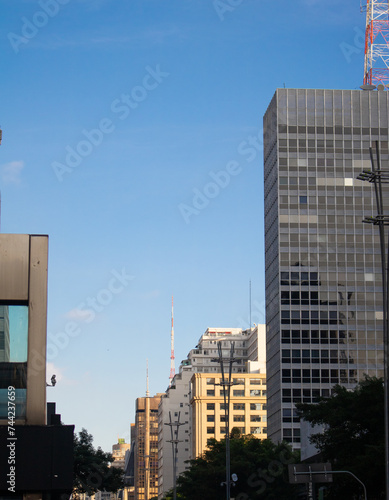 céu azul da cidade com prédios