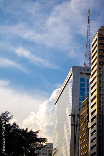 céu azul da cidade com prédios