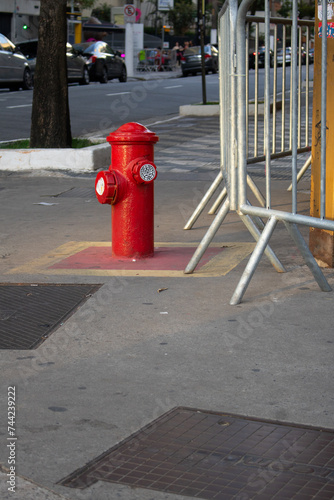 Hidrante vermelho com arte de rua na cidade