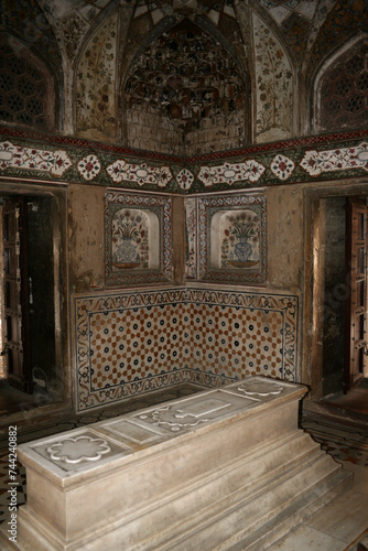 Foto Agra, Uttar Pradesh / India - February 27, 2012 : The tomb of  Itimad-Ud-Daulah in Agra