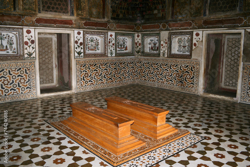 Foto Agra, Uttar Pradesh / India - February 27, 2012 : Tomb of Mirza Ghivas Beg and Asmat Beghum at Itimad-Ud-Daulah in Agra
