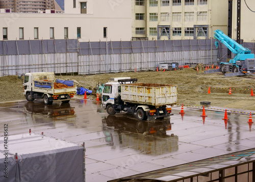 雨の日の建築現場