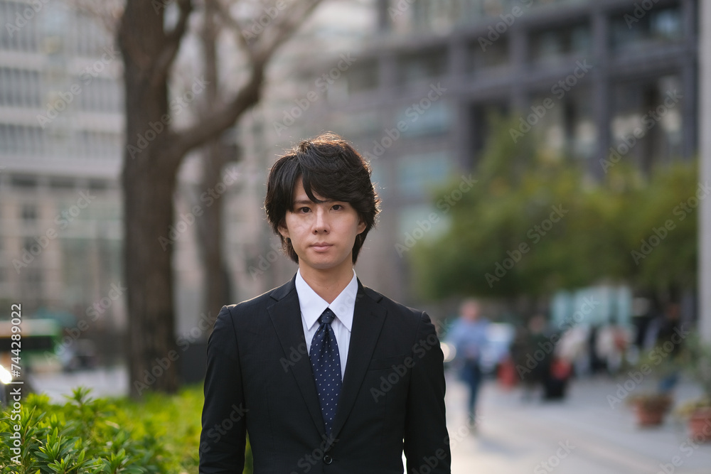 街中に立つビジネスマンのポートレート