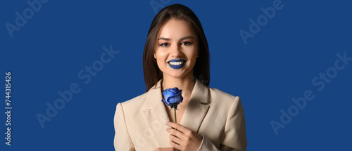 Stylish young woman with ro...