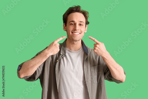 Young man pointing at his s...