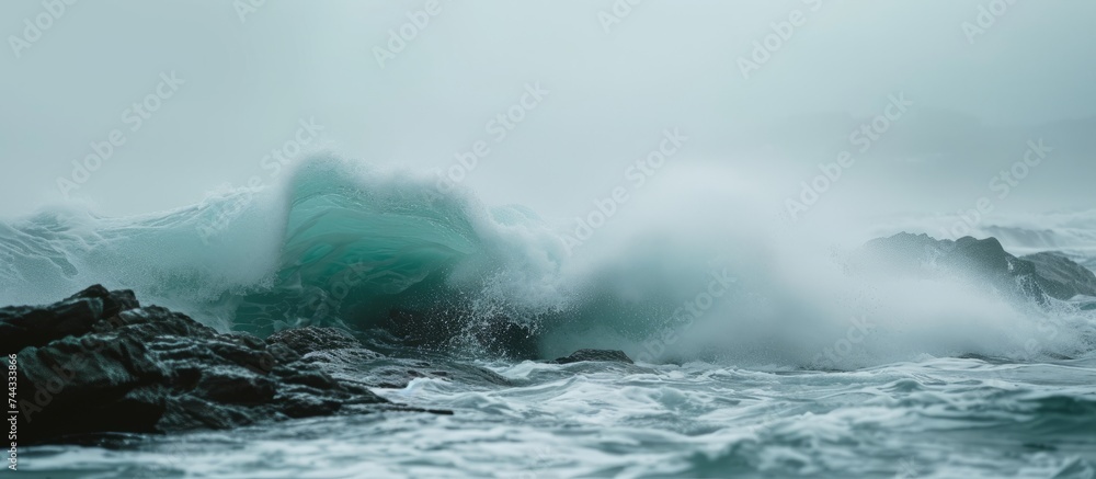 Obraz premium Powerful wave crashing on dramatic rocky shore during stormy weather