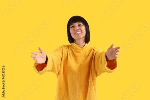 Young woman opening arms fo...