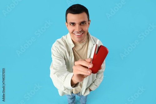 Young man with electronic c...