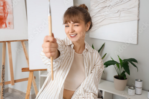 Female artist with paint br...