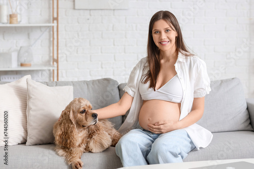 Young pregnant woman with c...