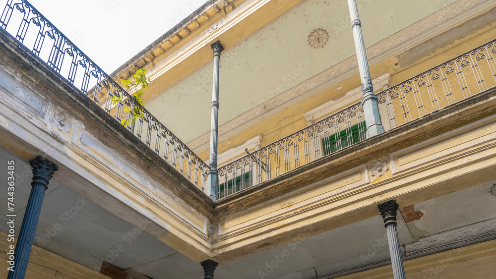Obraz premium An old colonial house in Buenos Aires. A fragment. Open terraces with lattice railings and columns overlook the courtyard. Argentina
