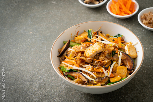 stir-fried noodles with tofu and vegetables