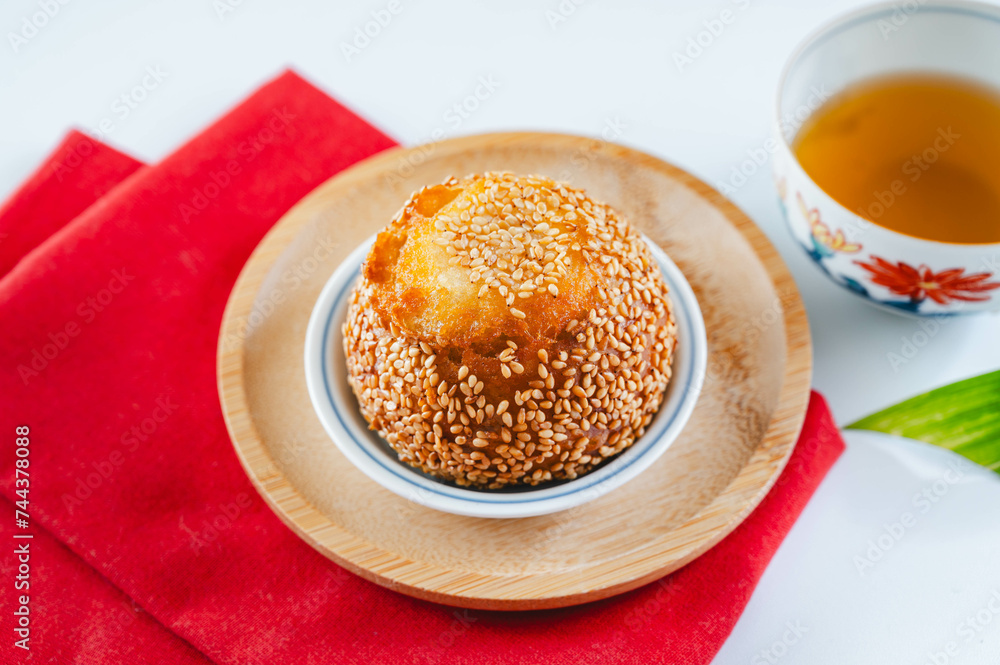 揚げごま団子とお茶 揚げごま団子とお茶
