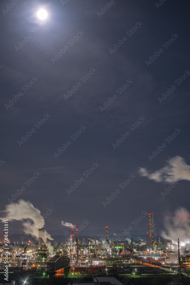 Fototapeta premium 日本の岡山県倉敷市の水島コンビナートの美しい工場夜景