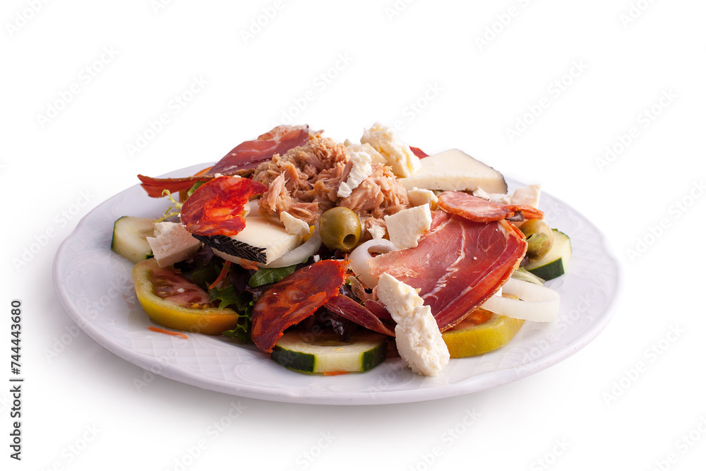 Ensalada mediterránea con atún, aceitunas, tomate, queso y embutido Ensalada mediterránea con atún, aceitunas, tomate, queso y embutido