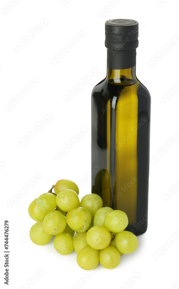 Obraz premium Vegetable fats. Bottle of cooking oil and fresh grapes isolated on white