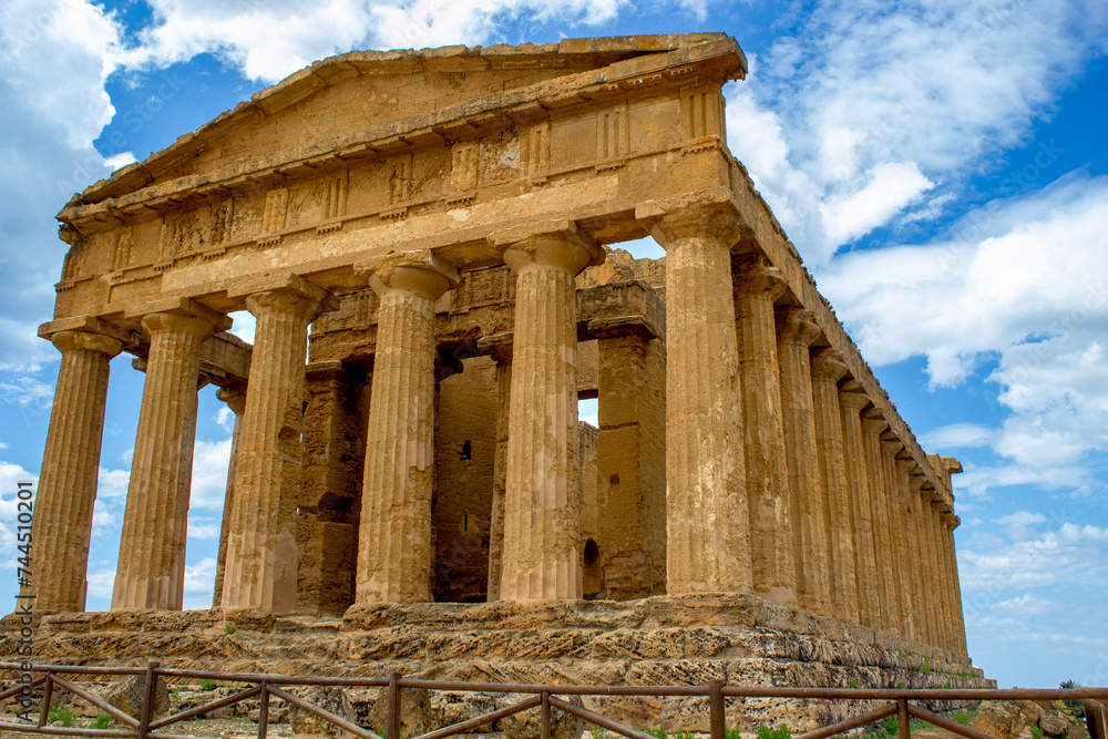 Ruinas de Akragas, Agrigento, Sicilia, Templo de la Concordia vista de frente lateral