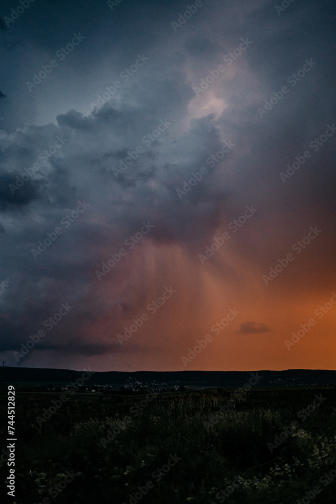 Gewitterwolken bei einem Sonnenuntergang Gewitterwolken bei einem Sonnenuntergang