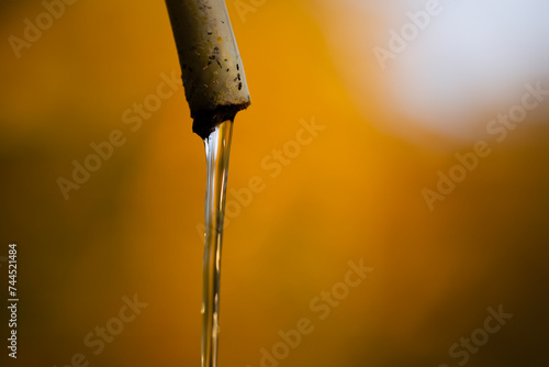 Wasser aus einem schlauch fließend, vor braunen Hintergrund