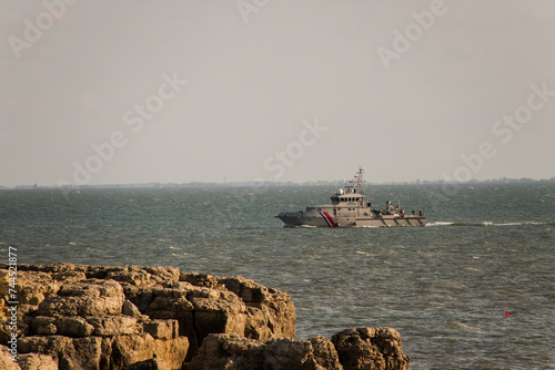 Bateau des douanes rentrant au port photo