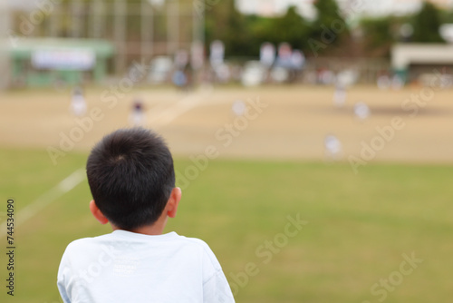野球を見る子供