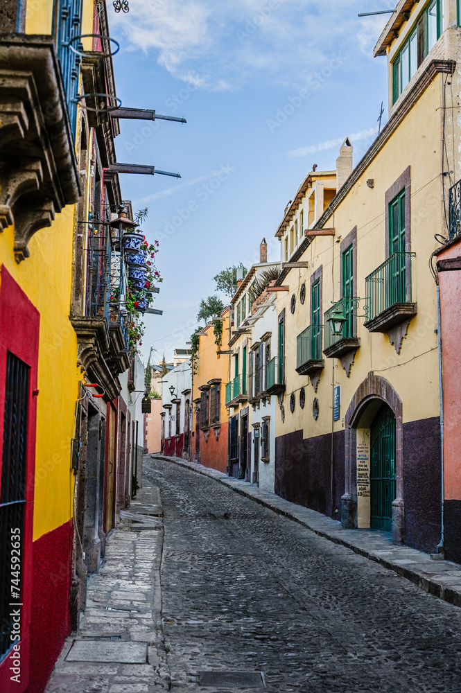Obraz premium Colorful Colonial Street in San Miguel de Allende II
