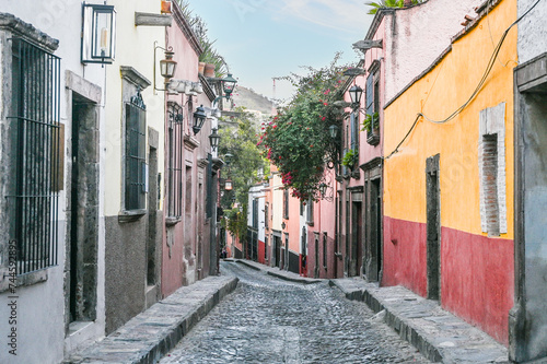 Fototapeta Naklejka Na Ścianę i Meble -  Colorful Colonial Street in San Miguel de Allende II