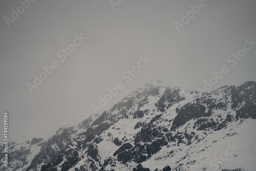 Winterliches Bergmassiv im Nebekl
