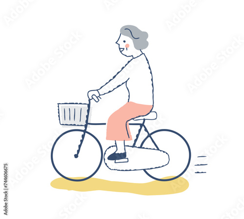 笑顔で自転車に乗るシニア女性
