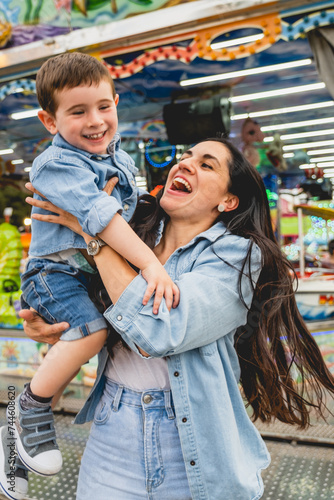 madre e hijo jugando en las ferias 