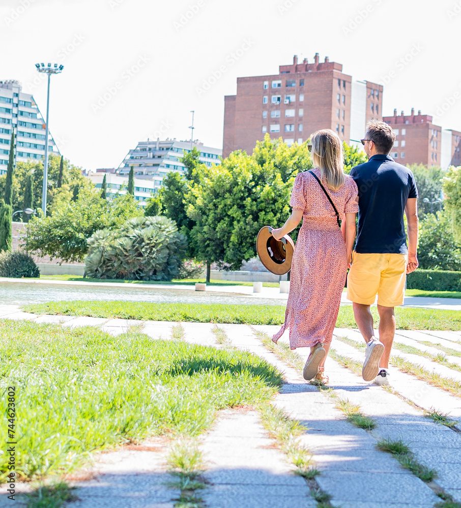 Turistas paseando por la ciudad de València (España)