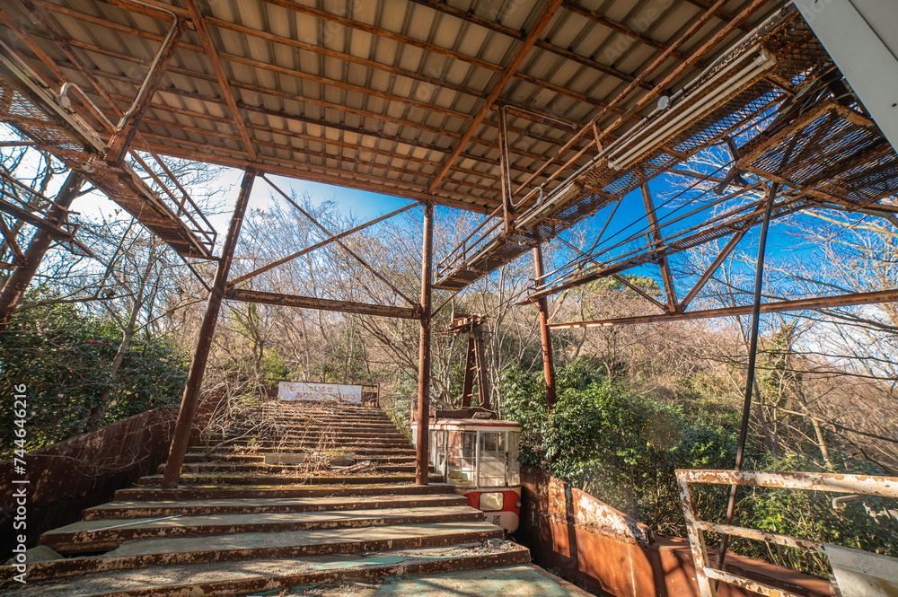 Fototapeta premium 山の中に残されたロープウェイ駅の廃墟