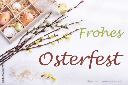 Bunte Karte mit Ostermotiven und Aufschrift Frohes Osterfest