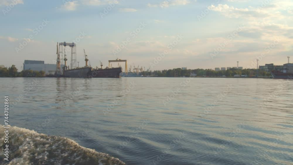 Żaglowiec, Borkumriff, luksusowy jacht żeglujący po morzu i zatoce w słoneczny dzień. Widok na port. Żaglowiec, Borkumriff, luksusowy jacht żeglujący po morzu i zatoce w słoneczny dzień. Widok na port.