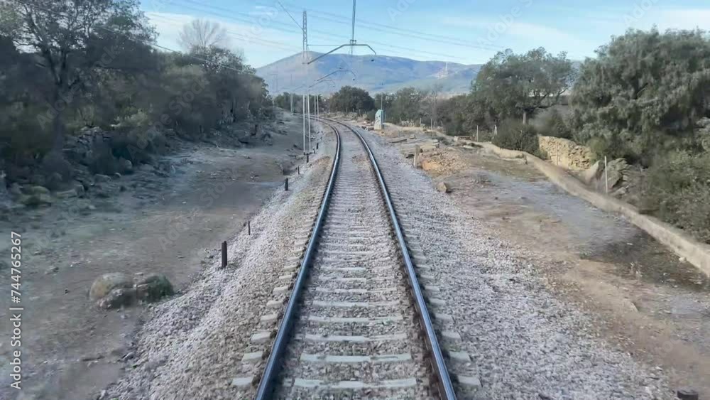Vidéo Stock Vías de tren. POV. Plano subjetivo de las vías del tren ...