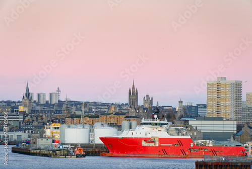 Obraz na plátně Aberdeen harbour and ship viewed during sunrise