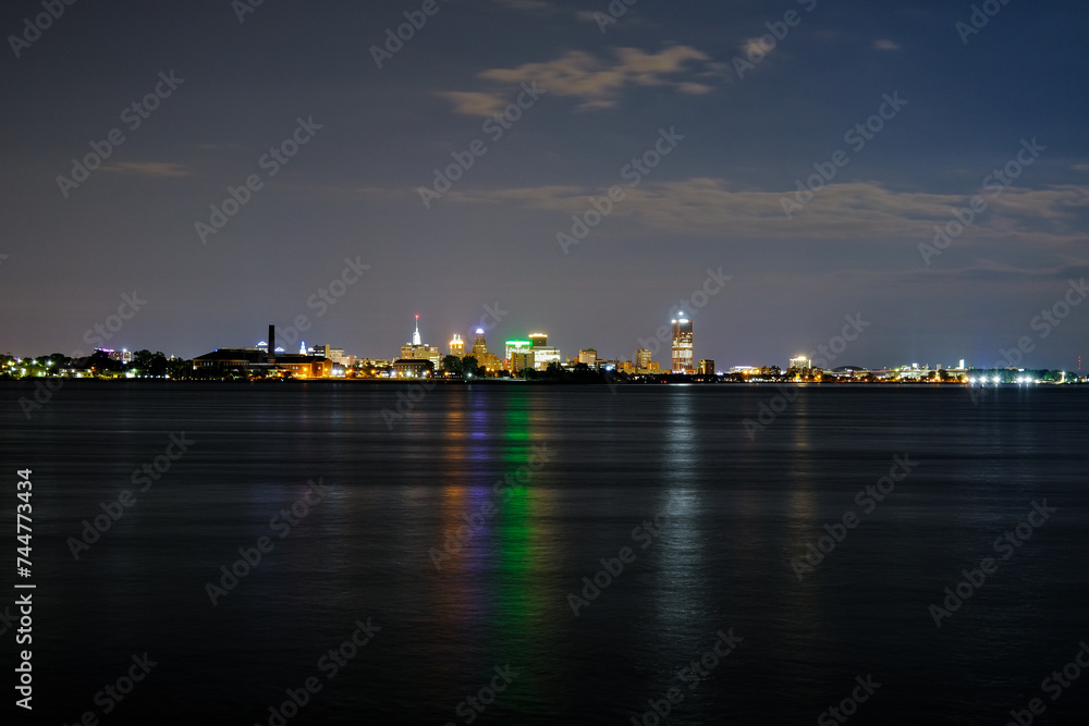 Naklejka premium Buffalo view at night from Canadian side Fort Erie