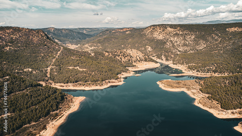 Luftaufnahme von Berglandschaft mit See und Staudamm