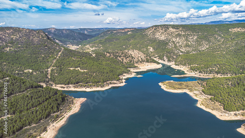 Fototapeta Naklejka Na Ścianę i Meble -  Luftaufnahme von Berglandschaft mit See und Staudamm