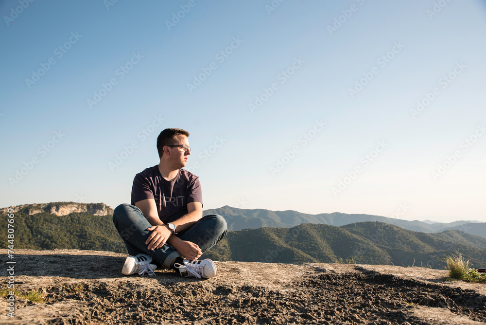 Chico mirando a la nada, paisaje Chico mirando a la nada, paisaje