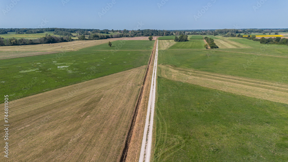 chemin au milieu des prés et des champs, vue aérienne, drone