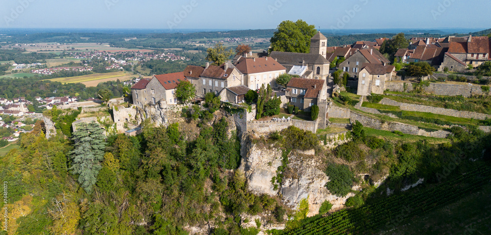 Berceau du célèbre Vin jaune, Château-Chalon veille sur ses vignes du haut de la falaise. Ce village classé parmi les plus beaux de france est dans le Jura en Franche Comté	