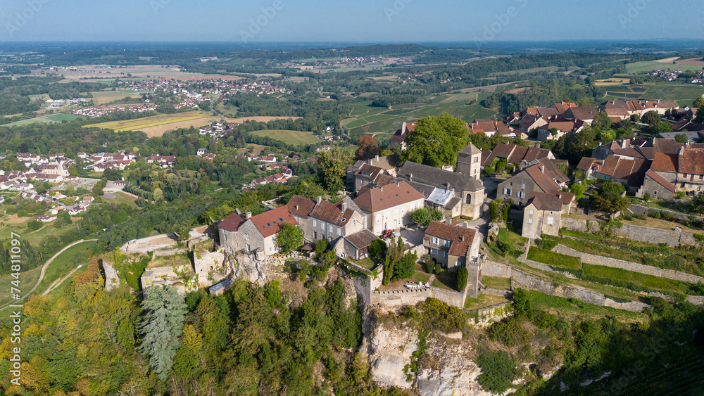 Berceau du célèbre Vin jaune, Château-Chalon veille sur ses vignes du haut de la falaise. Ce village classé parmi les plus beaux de france est dans le Jura en Franche Comté	